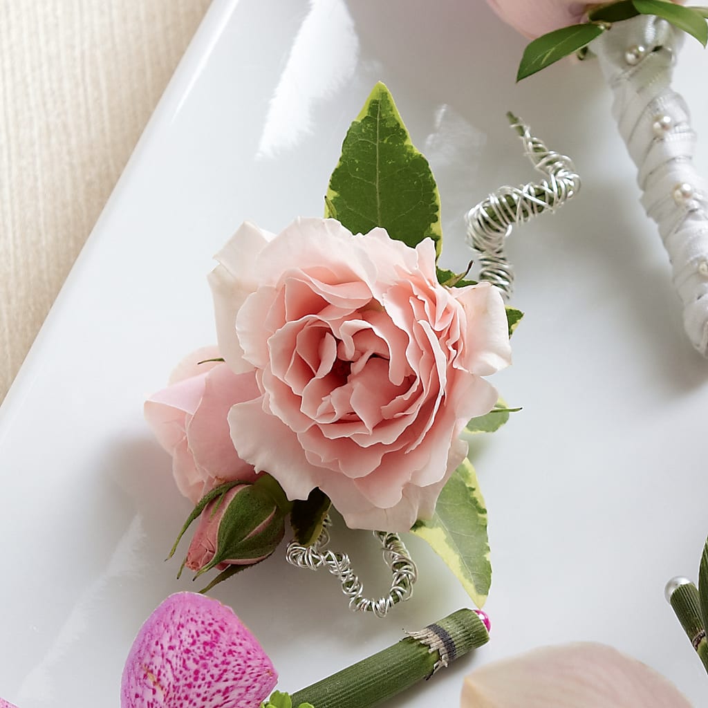 Pink Spray Rose Boutonniere – Fleuriste Boutique Du Moulin, L'ile-perrot PQ