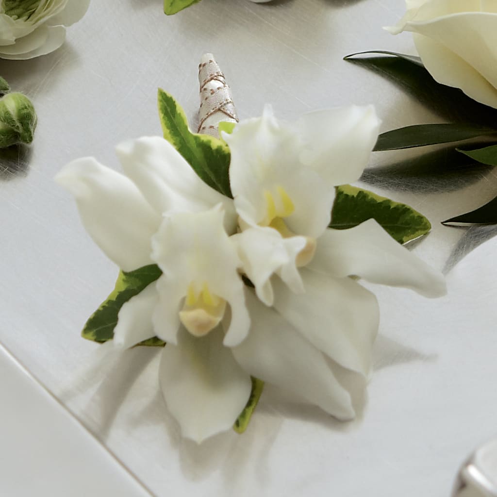 White Mini Cymbidium Boutonniere – Fleuriste Boutique Du Moulin, L'ile-perrot PQ