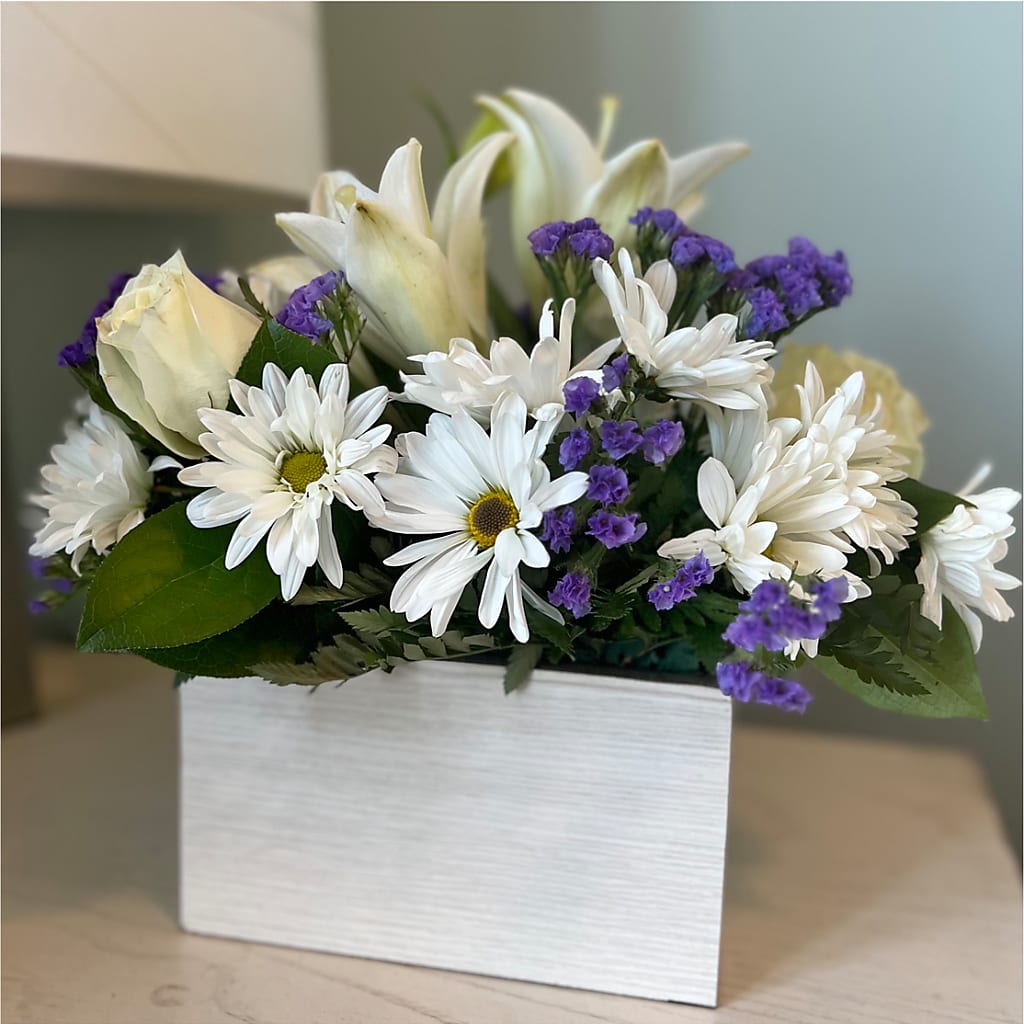 Beyond Blue Box Bouquet –  Fleuriste Boutique Du Moulin, L'ile-perrot PQ